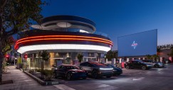 El edificio combina la iconografía de los ‘diners’ con un lenguaje futurista: una estación de supercarga, un restaurante clásico americano y una experiencia de drive-in.