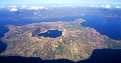 La grande isola di Luzon, nelle Filippine, ospita il lago Taal, al cui interno si trova il vulcano Taal, che a sua volta ospita Vulcan Point, una piccola isola