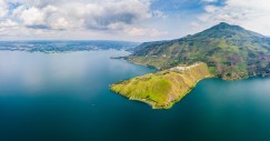 Il lago Toba e l'isola di Samosir visti dall'alto, sull'isola di Sumatra, Indonesia