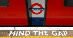L'espressione "Mind the gap" è diventata un simbolo culturale della città e un oggetto di merchandising