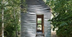 La caratteristica più distintiva della casa è il suo rivestimento in alluminio riciclato