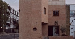 La sua conformazione irregolare permette di trasformare un anonimo angolo urbano in un elemento architettonico distintivo