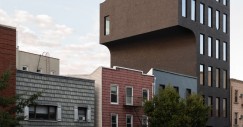 Il rivestimento è realizzato in stucco nero con particelle di mica che conferiscono una leggera lucentezza