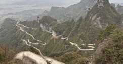 Veduta del pendio della strada di Tianmen