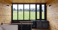 La zona giorno principale della casa si trova al secondo piano, che è progettato con un concetto open space