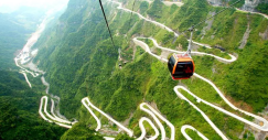 Il monte Tianmen con l'arco della Porta del Cielo e il sentiero a strapiombo sulla scogliera
