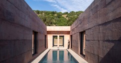 L'elemento centrale della casa è una piscina lineare che attraversa la pianta rettangolare, fungendo da patio longitudinale