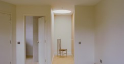 La camera da letto principale, con bagno privato, si trova al piano superiore e riceve luce naturale attraverso un lucernario circolare