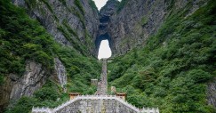 La Porta del Paradiso è un arco naturale accessibile tramite 999 gradini