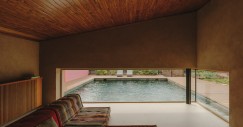 La finestra d'angolo che si affaccia sulla piscina, dove si può ammirare il colore magenta