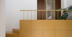 Scala color ocra che cattura la luce naturale