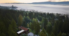La casa sorge a Teton Village, un sito collinare, roccioso e boscoso che domina la valle del fiume Snake e le montagne