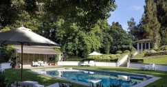 Dispone di una piscina, una dependance per gli ospiti e un garage separato