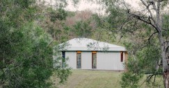 La mini casa si ispira al tradizionale capannone agricolo australiano