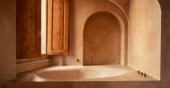 L'architetto ha utilizzato una gamma di materiali naturali, tra cui pitture a base di calce