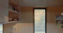 L'interno è rivestito di compensato