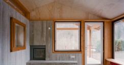 Le superfici in cemento e legno sono state lasciate a vista
