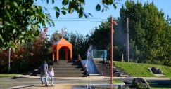 Parque acuático colorido inspirado en los principios de energía hidráulica que cuenta con un estanque para la recogida de agua de lluvia.