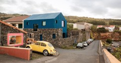 La casa combina muri originali in pietra basaltica con una struttura in legno rivestita di plastica riciclata proveniente dagli oceani