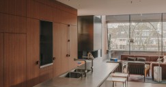 In cucina, gli elettrodomestici sono nascosti dietro il legno