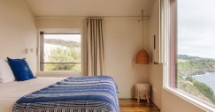 Il piano superiore ospita le zone private, tre camere da letto caratterizzate da lampade realizzate artigianalmente