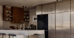 La cucina è dotata di ante in acciaio inossidabile sui pensili a tutta altezza