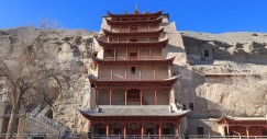 Ingresso alle Grotte di Mogao, il luogo in cui fu scoperta la Mappa Celeste di Dunhuang
