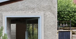 L'ingresso avviene tramite una porta a vetri girevole