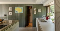 I colori degli interni, soprattutto in cucina, si ispirano ai kimono giapponesi