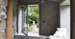 L'interno è caratterizzato da spesse pareti in pietra e mattoni a vista