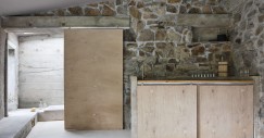 La cucina è dotata di un piano di lavoro in cemento con lavello in acciaio