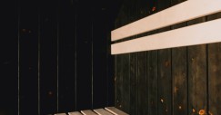 Per rilassarsi, la sauna dispone di una panca fissa in legno da utilizzare prima del bagno freddo