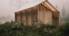 L'arredamento interno è caratterizzato da legno scuro carbonizzato, trattato con olio di lino