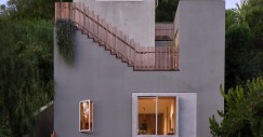 La casa si sviluppa su quattro livelli