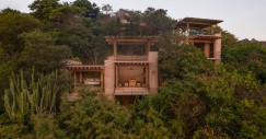 La casa si distingue per le sue dieci colonne di cemento, che ospitano armadi e docce