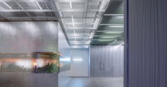 Il suo arredamento mirava a prendere le distanze dalle gallerie d'arte, configurandosi come una scatola di metallo con una striscia orizzontale di vetro satinato
