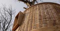 Le pareti della casa sull'albero sono costruite con legno di larice ad incastro