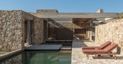 I visitatori percorrono una serie di sentieri pedonali e terrazze interconnesse fino a raggiungere le proprie camere