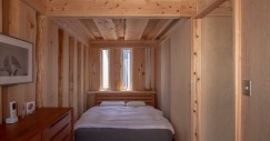 La camera da letto è dotata di piccole finestre che forniscono luce naturale all'interno