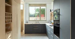La cucina è realizzata in compensato e ha una forma a L