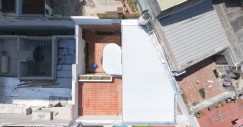 Il cortile principale ha una pavimentazione in piastrelle di terracotta