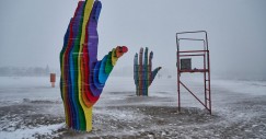 Grandi mani di legno colorate