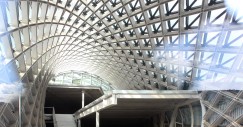L'atrio interno è costituito da una struttura in acciaio e cemento con una scala che conduce all'auditorium principale