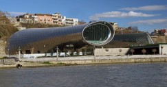 La struttura delle forme metalliche si integra perfettamente nel paesaggio naturale