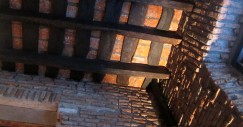I tetti sono realizzati in mattoni e travi di legno duro