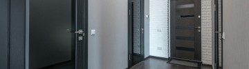 Apertura di una porta sul pianerottolo condominiale