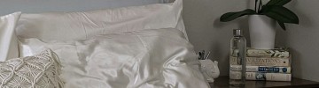 Un cuscino di seta su un letto