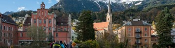 Ponte con vista su Innsbruck e le Alpi