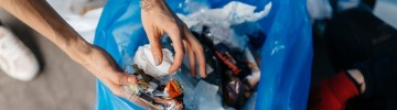 Un sacco di rifiuti aperto