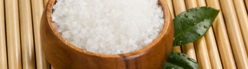 ciotole di sale con foglie verdi